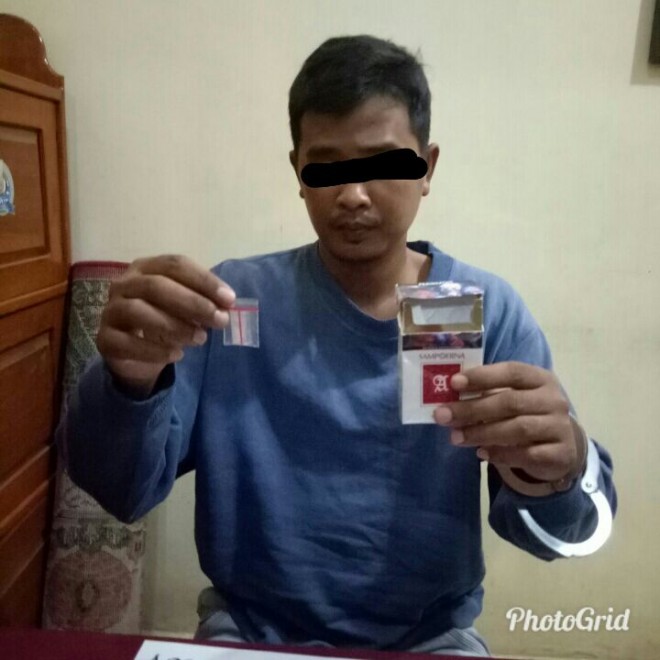 Apriandi (26), warga RT 07 Desa Tebing Tinggi, menunjukkan narkoba yang disimpannya dalam kotak rokok.